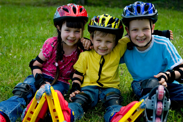 children-rollerblades-helmets_d9bgej