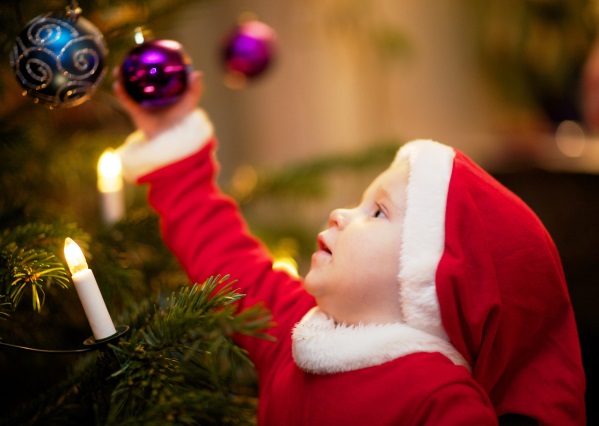 decorating_the_christmas_tree